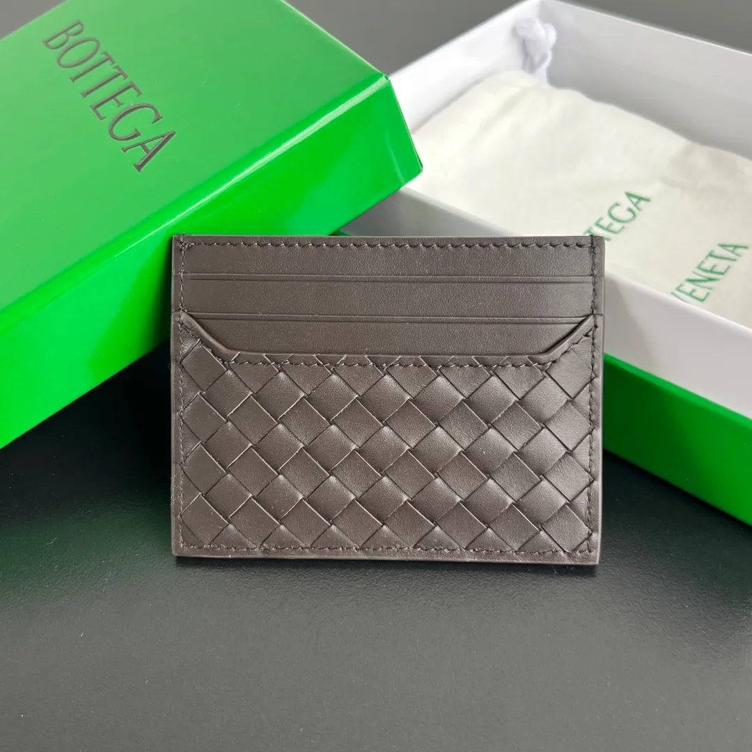 #BV New Small Woven Card Holder 817397 Simple and exquisite card holder. Small, light and easy to carry. Put it directly in your pocket or put it in a small bag. It is made of cowhide and feels soft to the touch. There are 6 card slots on both sides and the main card slot in the middle. It is enough for daily use. In the era of no cash, the card holder is more convenient and practical. The card holder that everyone needs. Size: 11x8x0.2 P400